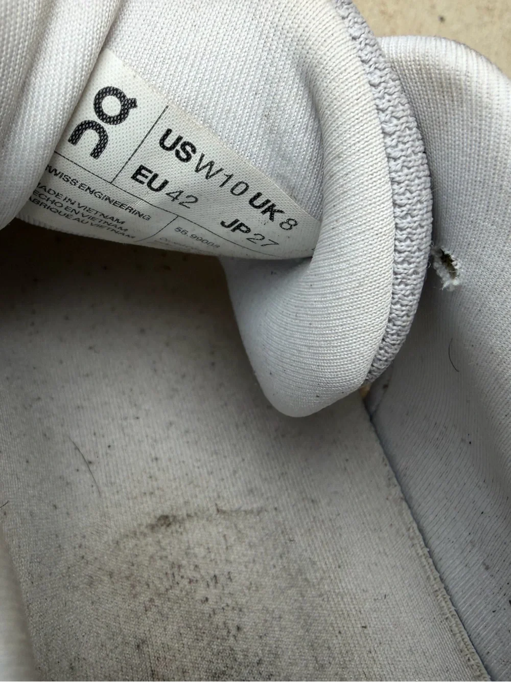 On Clouds Women’s 10 Swiss Engineering Sneakers